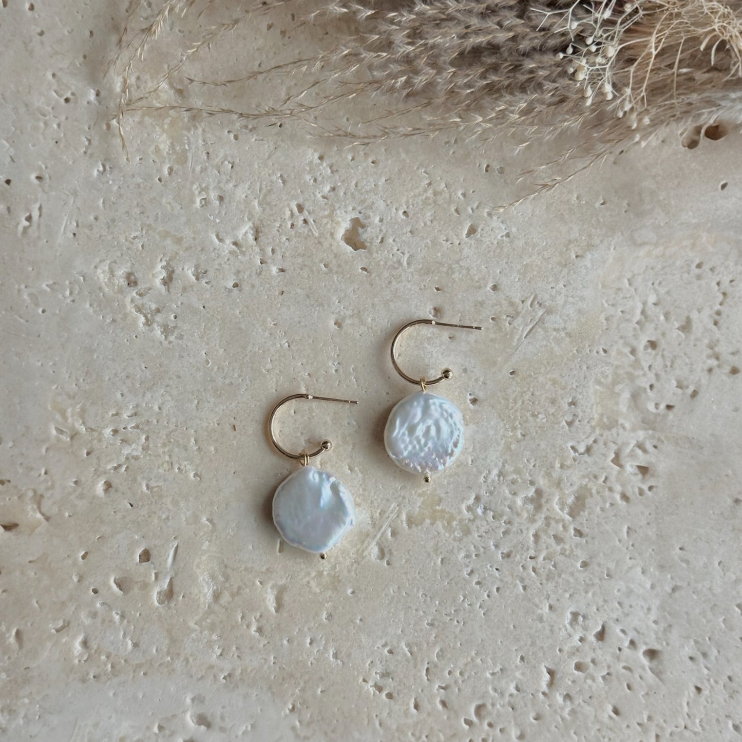 Natural baroque pearl earrings | round | ivory
