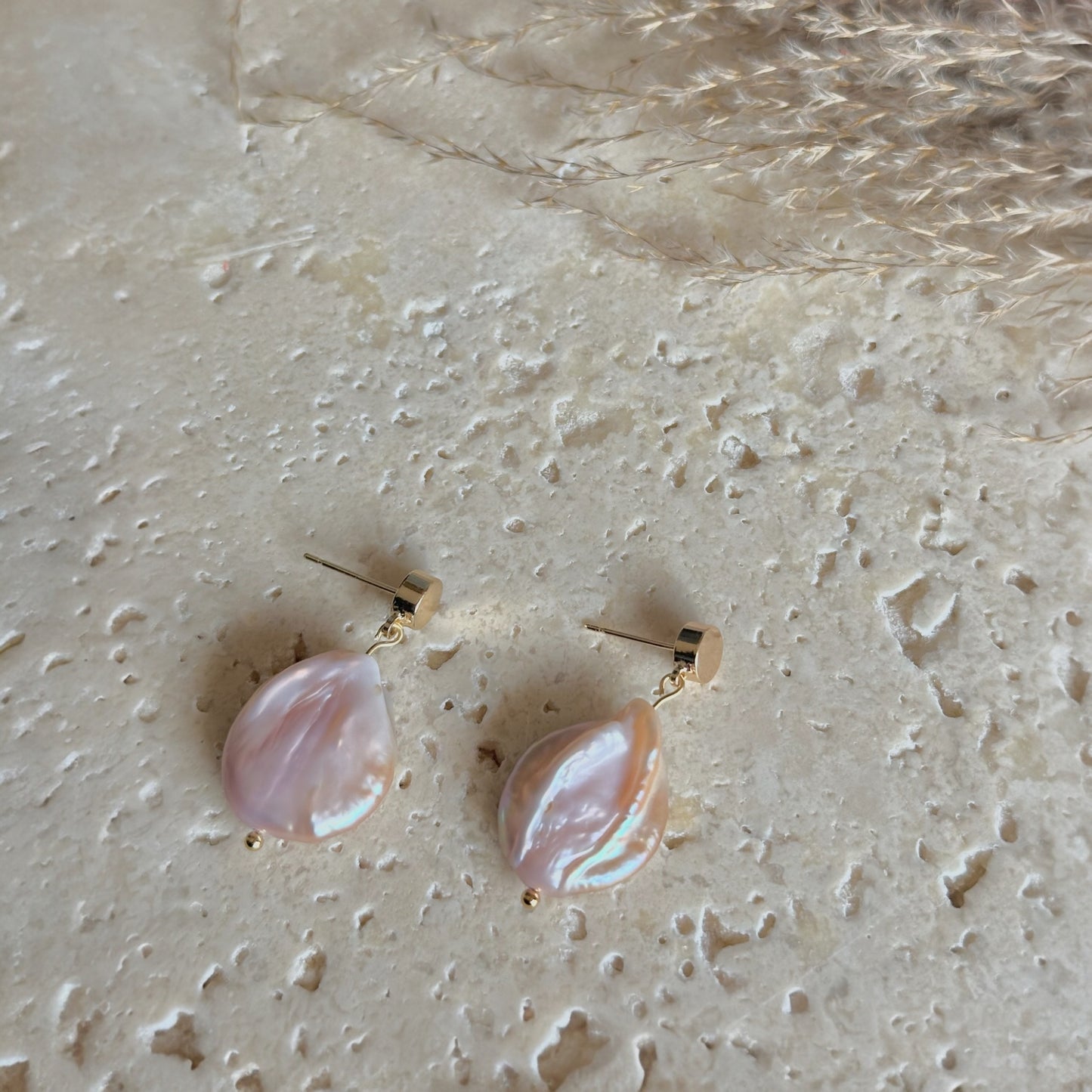 Natural baroque pearl earrings | round | rosé