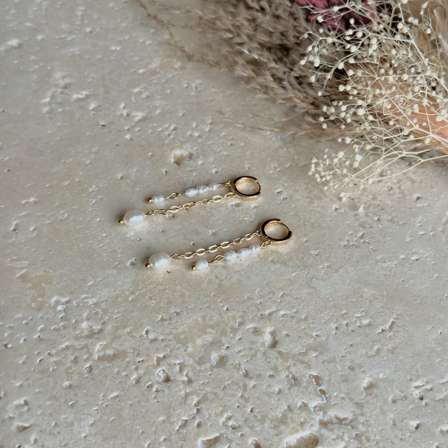 Natural pearl earrings | white