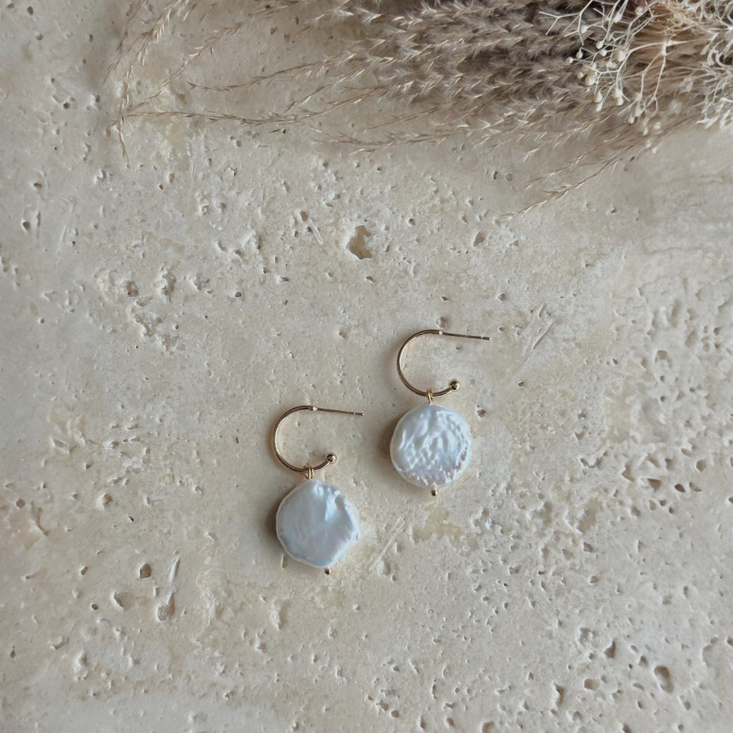 Natural baroque pearl earrings | round | ivory