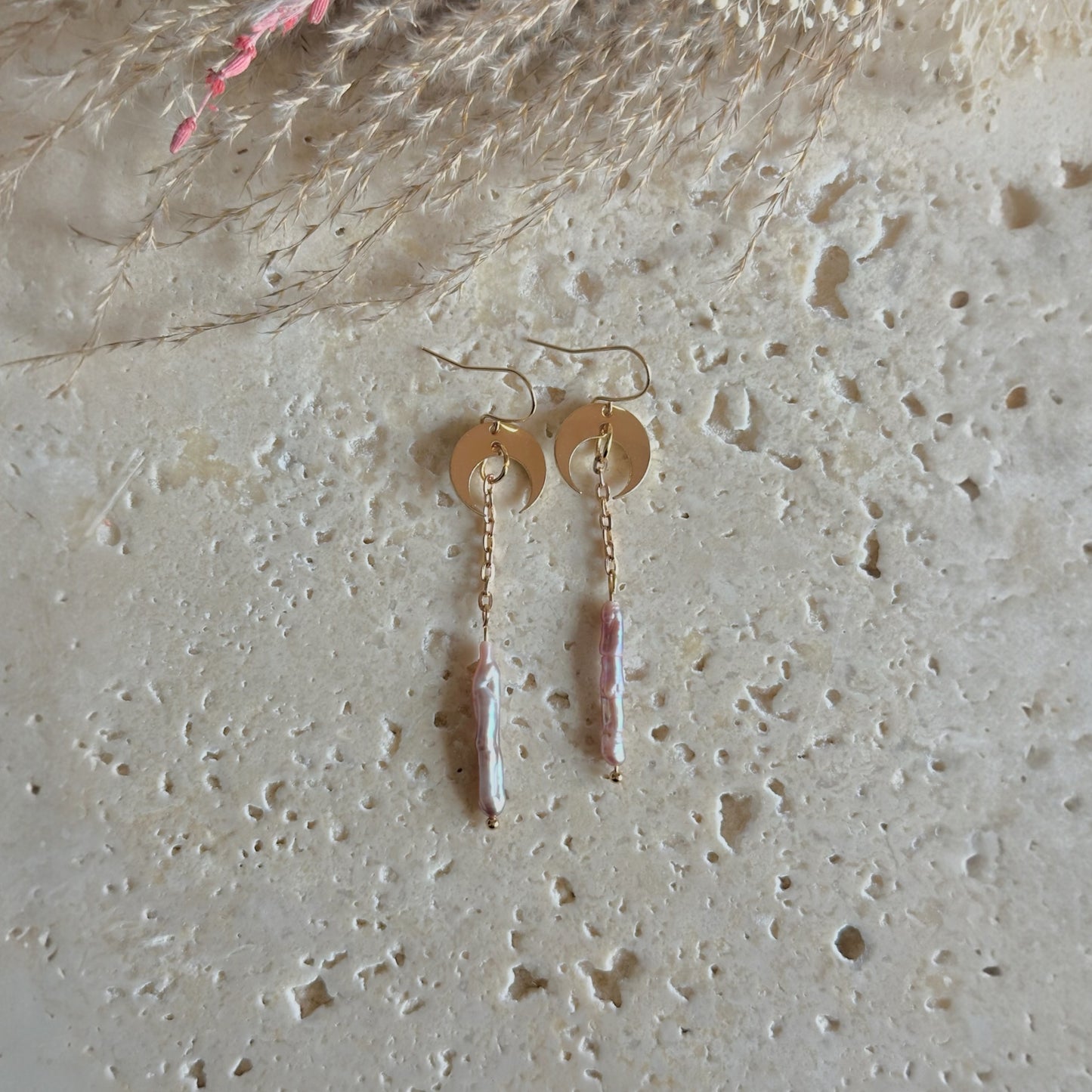 Natural baroque pearl earrings | Pilar | rosé