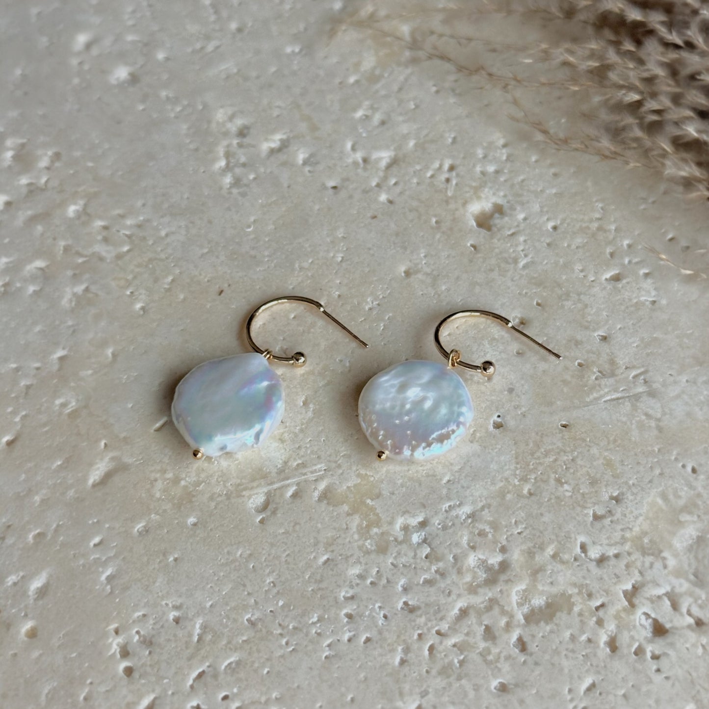 Natural baroque pearl earrings | round | ivory